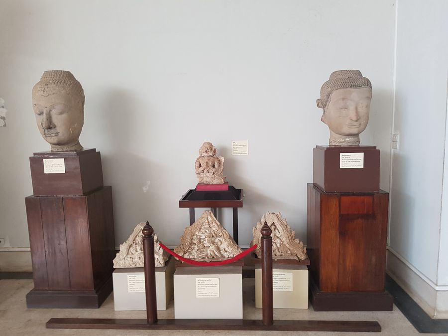チャオサームプラヤー国立博物館に展示された仏頭と破風