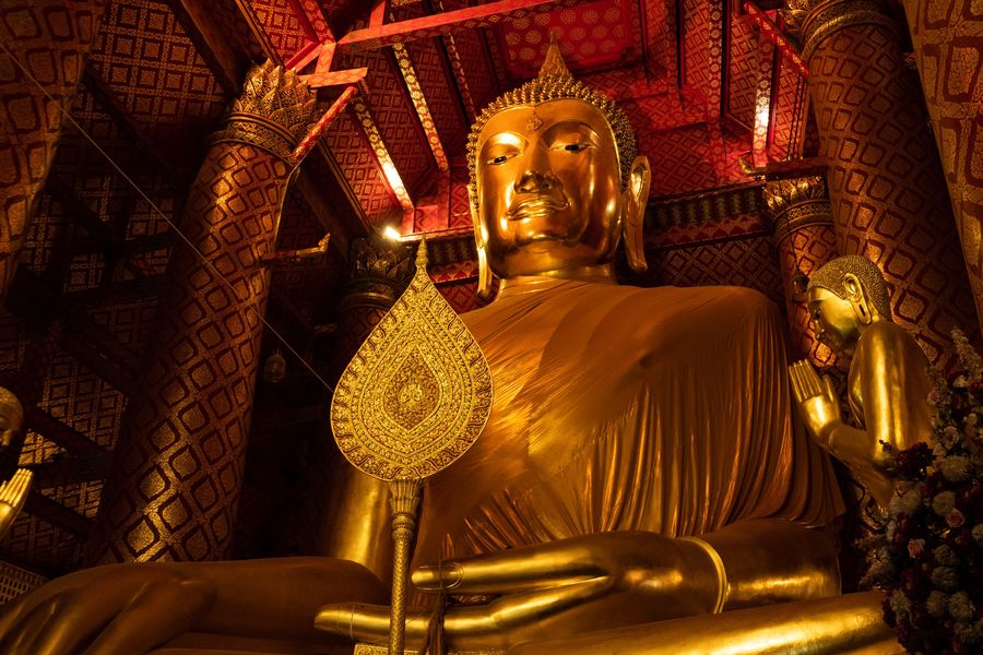 ワット・パナンチューンの堂内の黄金の仏座像