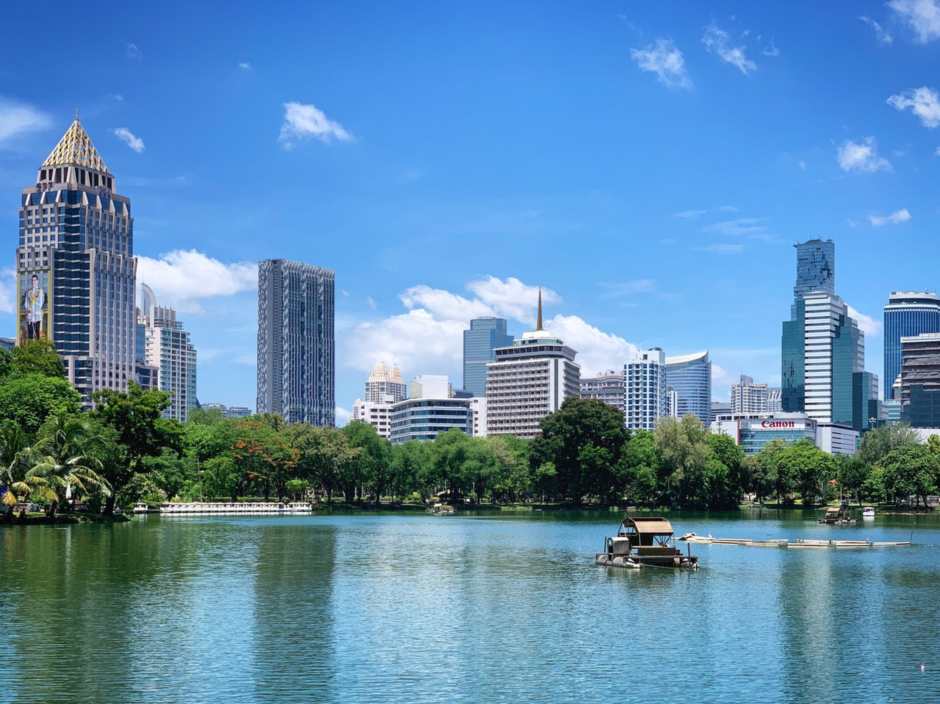 ルンピニ公園の池と高層ビル群