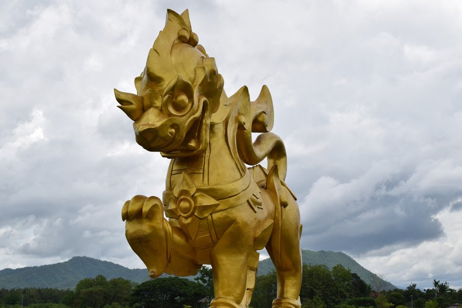 シンハー・パークの金色のシンハー像
