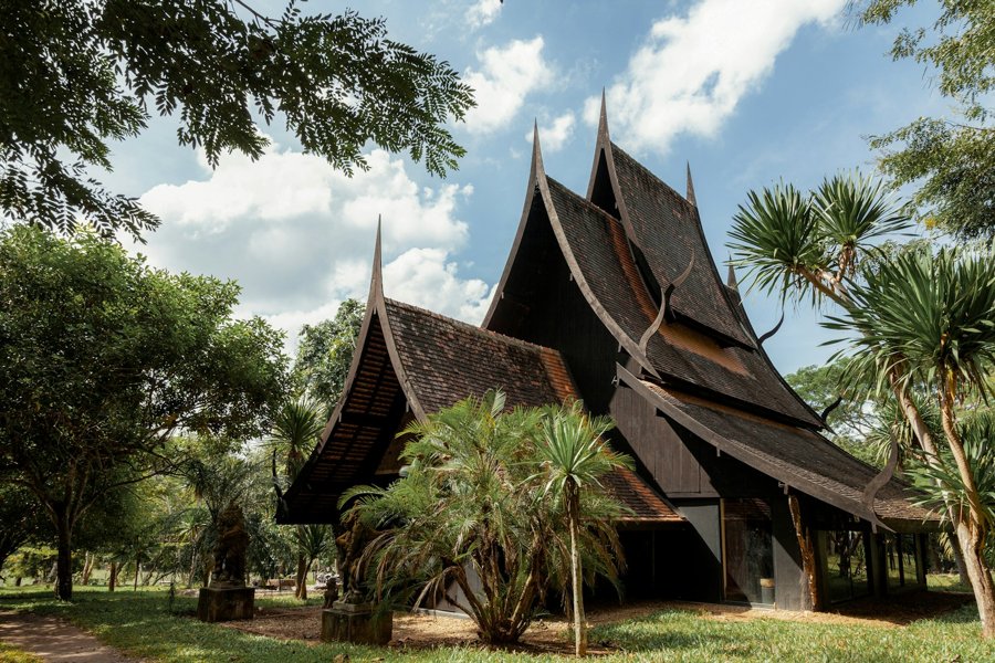 バーン・ダムの黒い木造の建物
