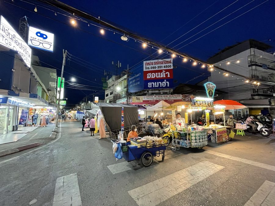 夜のホアヒン・ナイトマーケットの屋台と通り