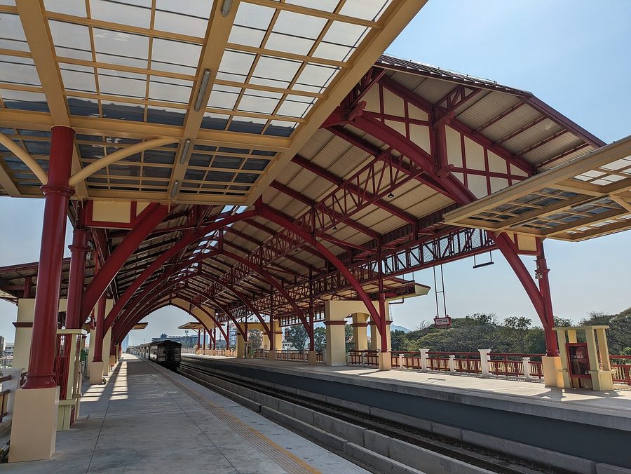高架のホアヒン駅のホームと赤い鉄骨の屋根
