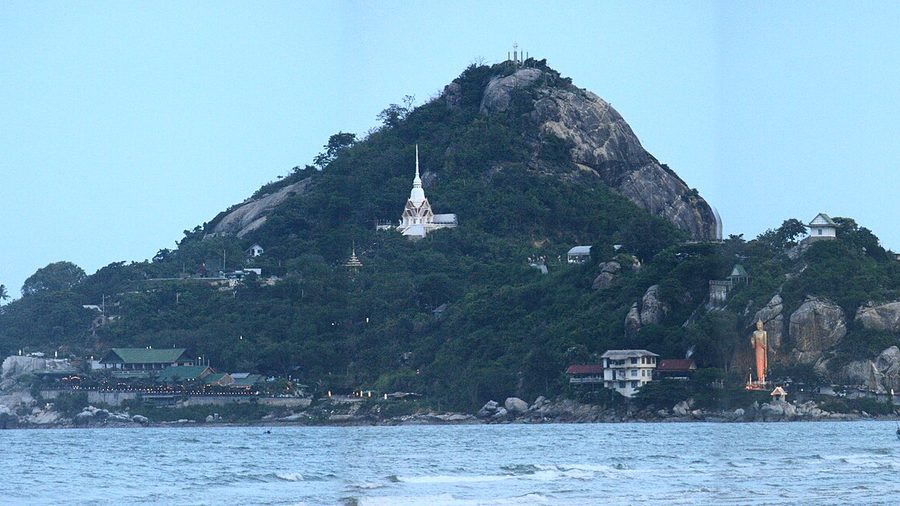 北の浜から見たカオタキアップの山と寺院