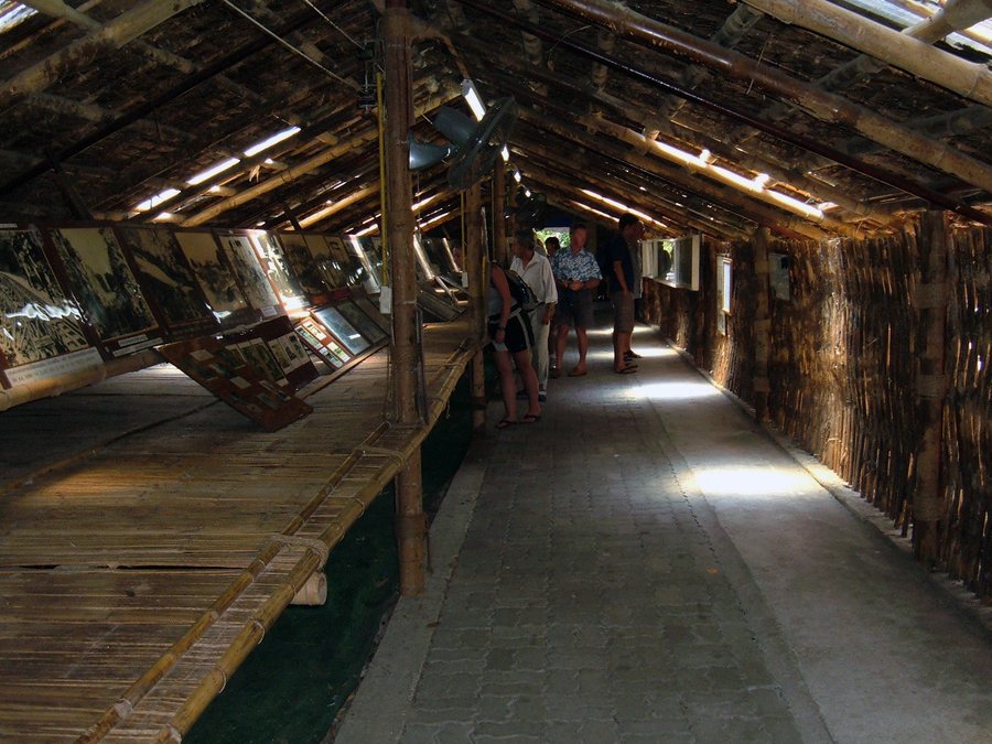 JEATH戦争博物館の竹造りの捕虜の宿舎を再現した展示棟
