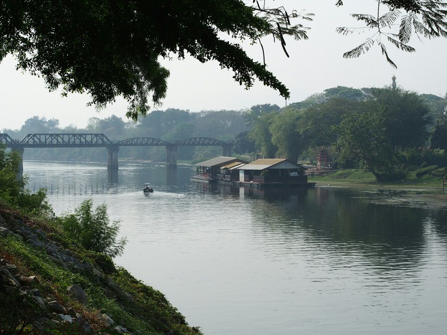 クウェー・ヤイ川の川辺と遠くに見えるクウェー川鉄橋