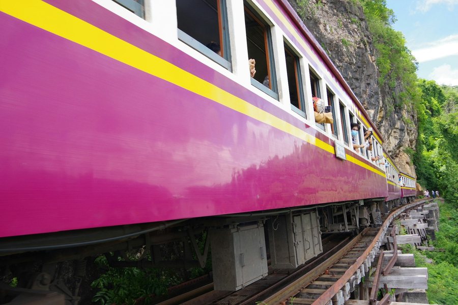 岩壁沿いのタムクラセー桟道橋を走る泰緬鉄道の列車
