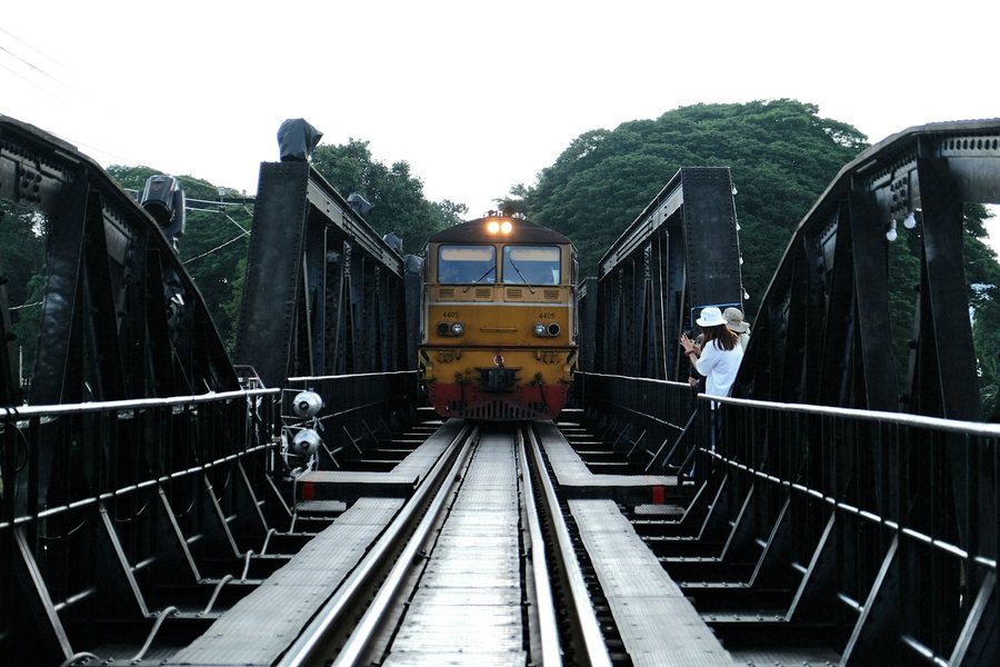 クウェー川鉄橋を渡る列車