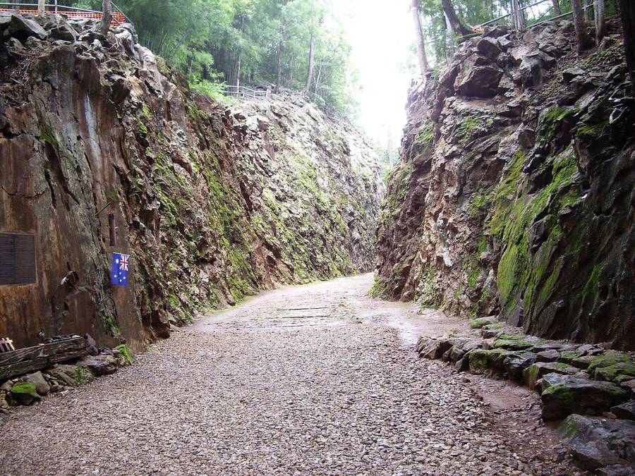 岩山を切り開いたヘルファイア・パスの切り通し