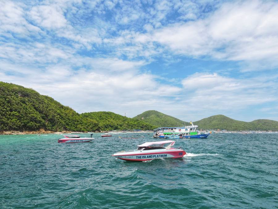 ラン島の白い砂浜と透明な海