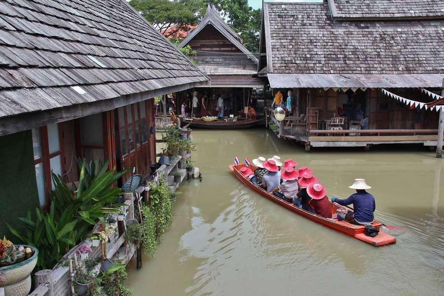 パタヤ水上マーケットの小舟と店