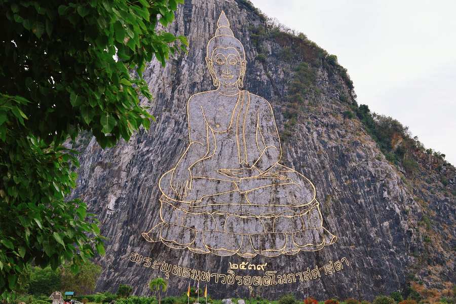 石灰岩の山肌に刻まれたカオ・チーチャンの仏像