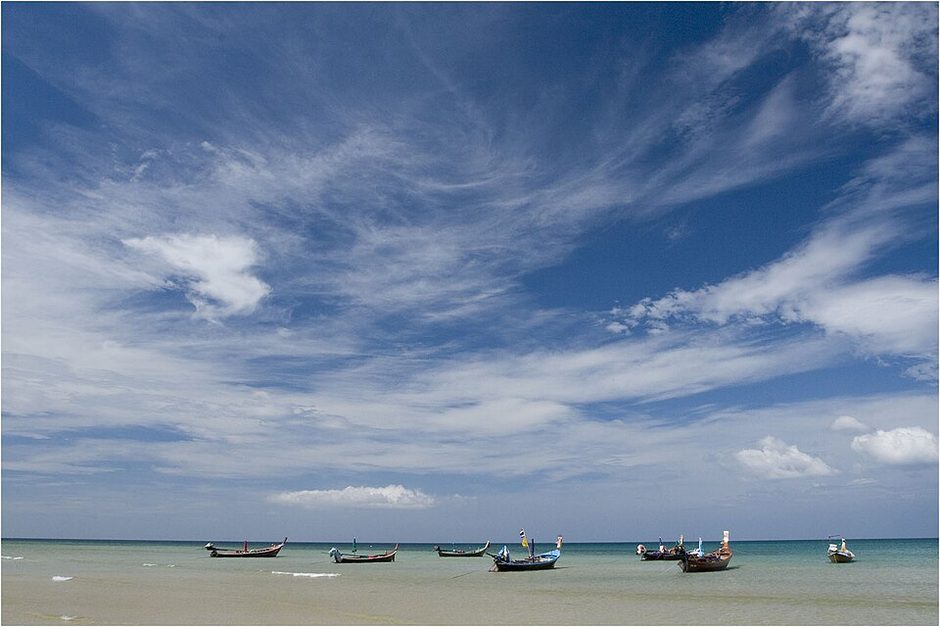 遠浅の海とロングテールボート、カマラ・ビーチ
