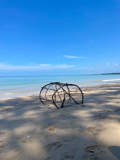 ナイヤン・ビーチの砂浜に置かれた漁具と海